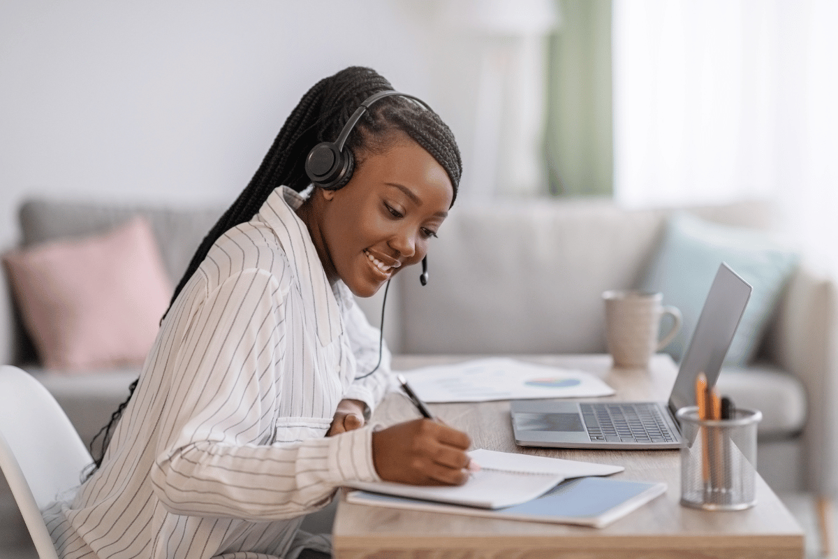 Apprenante suivant une formation en ligne du Campus numérique Afrique-Caraïbe